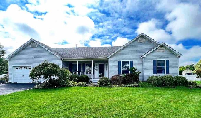 Attached, Exterior, Facade, Ranch