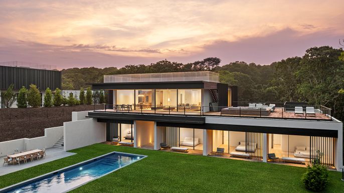 Backyard, Exterior, Facade, Pool, Modern