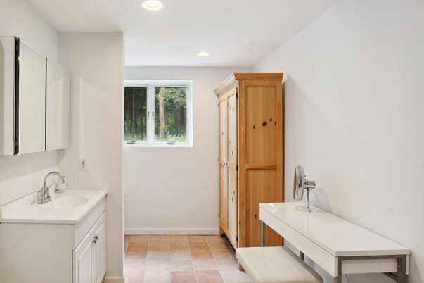 Bathroom, Dual Sink Vanities, Interior, Recessed Lighting