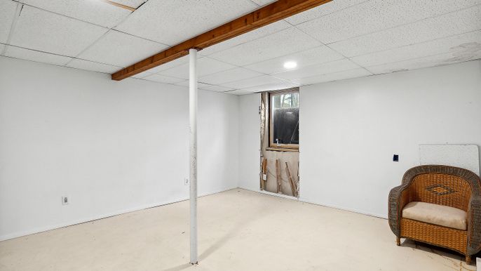 Empty room, Interior, Recessed Lighting, Wooden Beams