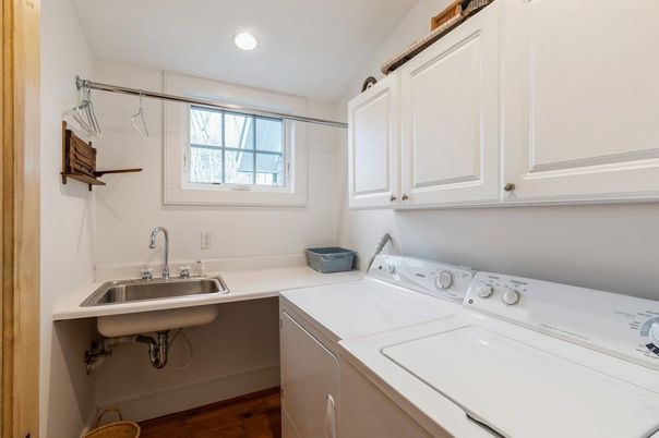 Interior, Recessed Lighting, Washer, Wood Texture Flooring