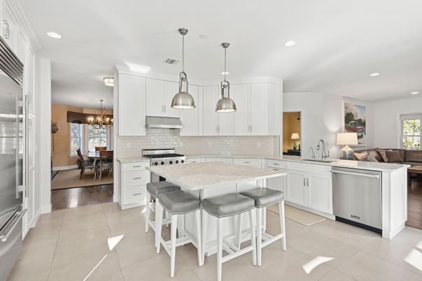 Chandelier, Dining room, Interior, Kitchen, Pendant Lights, Recessed Lighting, Stainless Steel Appliances