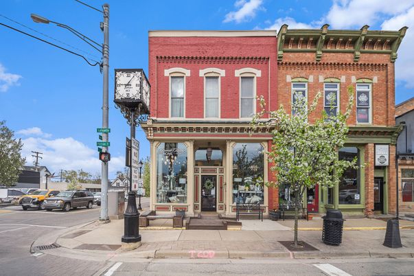 Exterior, Facade, Brick Facade, Chicago School