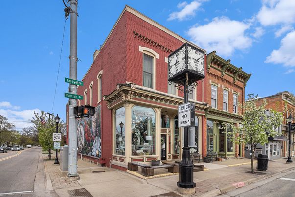 Exterior, Facade, Brick Facade, Chicago School