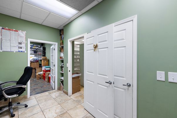 Home Office, Interior