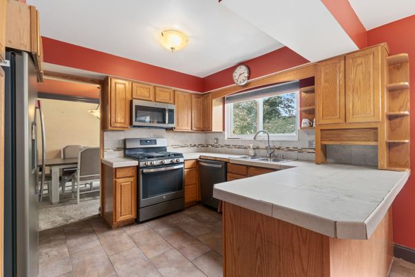 Dining room, Interior, Kitchen, Stainless Steel Appliances, Tile Countertops