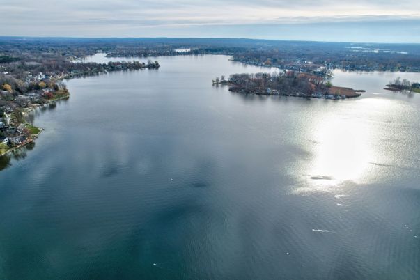 Exterior, Lake