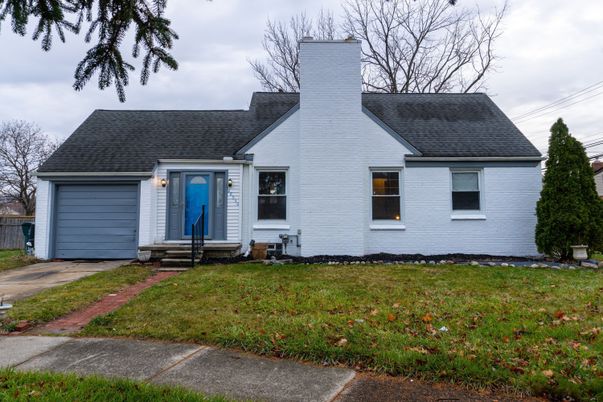 Attached, Exterior, Facade, Cape Cod