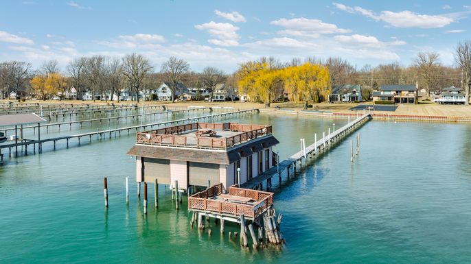 Exterior, Lake