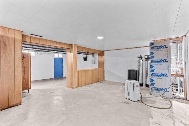 Empty room, Interior, Recessed Lighting, Wooden Walls