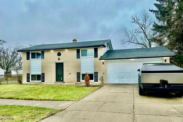Attached, Exterior, Facade, Brick Facade, Split Level