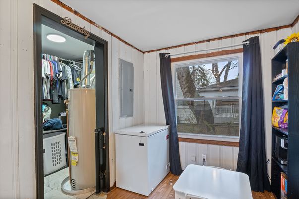 Interior, Washer, Wood Texture Flooring