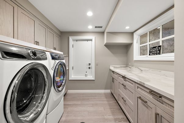 Interior, Recessed Lighting, Washer, Wood Texture Flooring