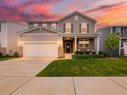 Attached, Exterior, Facade, American Craftsman