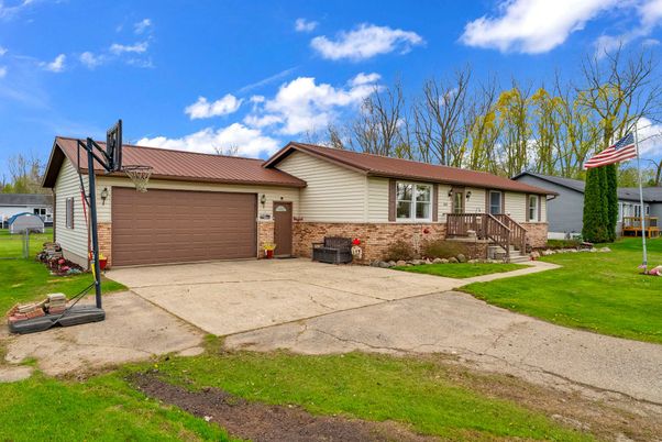 Attached, Exterior, Facade, Ranch