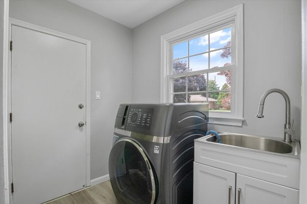 Interior, Washer, Wood Texture Flooring