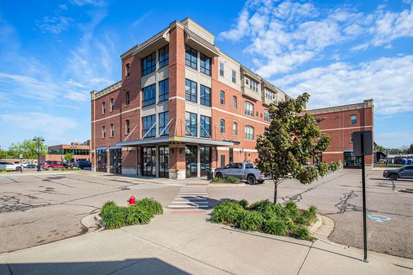 Exterior, Facade, Brick Facade, Chicago School