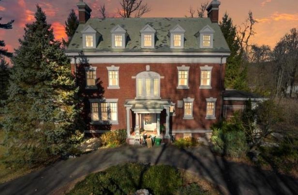 Exterior, Facade, Brick Facade, Georgian