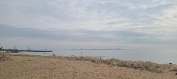 Exterior, Lake