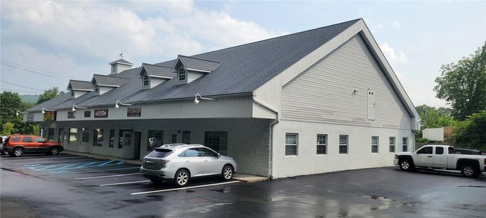 Exterior, Facade, Farmhouse