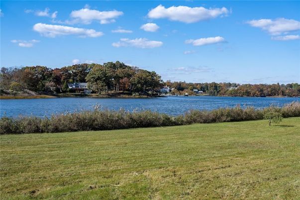 Exterior, Lake