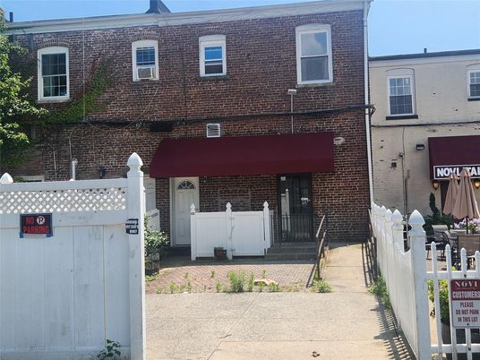 Exterior, Facade, Brick Facade, Rowhouse