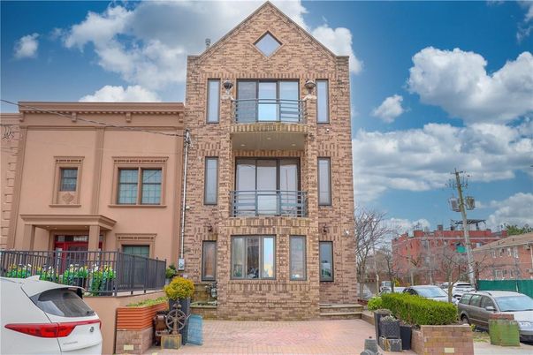 Exterior, Facade, Brick Facade, Rowhouse