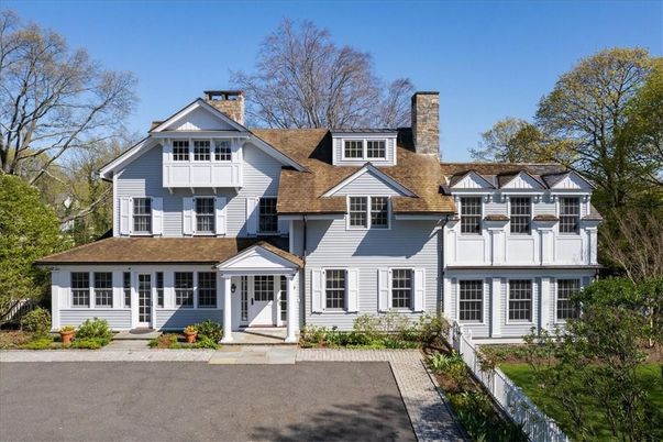 Exterior, Facade, Farmhouse