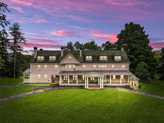 Backyard, Exterior, Facade, Queen Anne Victorian