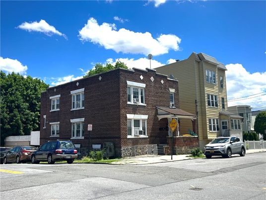 Exterior, Facade, Brick Facade, Rowhouse