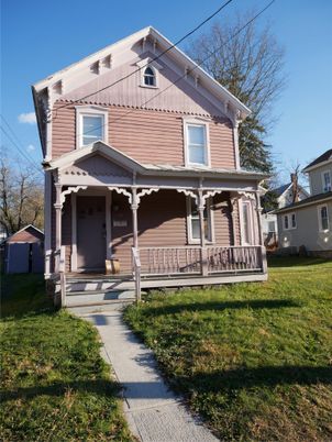 Exterior, Facade, Queen Anne Victorian
