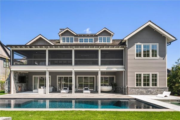 Exterior, Facade, Pool, Farmhouse