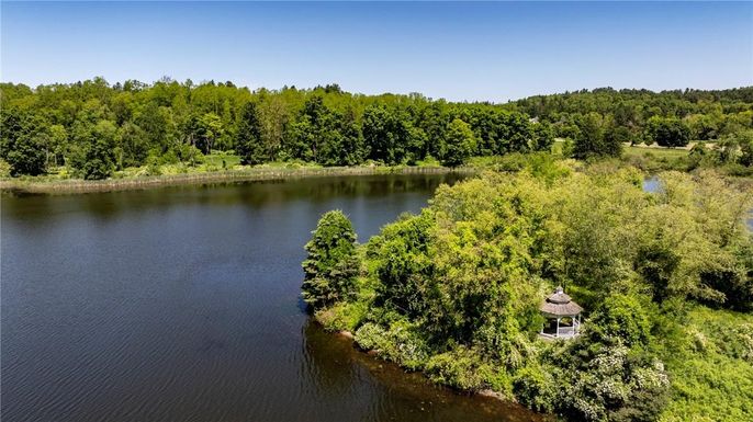 Exterior, Lake
