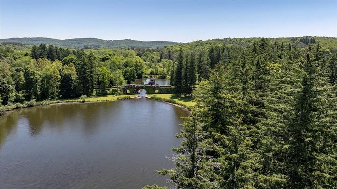 Exterior, Lake