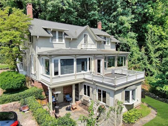 Exterior, Facade, Queen Anne Victorian