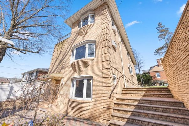Exterior, Facade, Brick Facade, Rowhouse