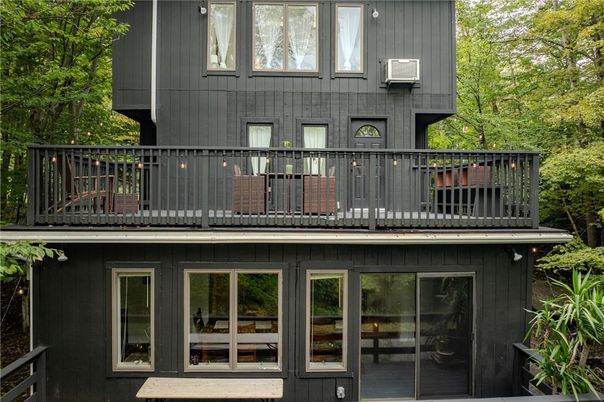 Exterior, Facade, Rowhouse