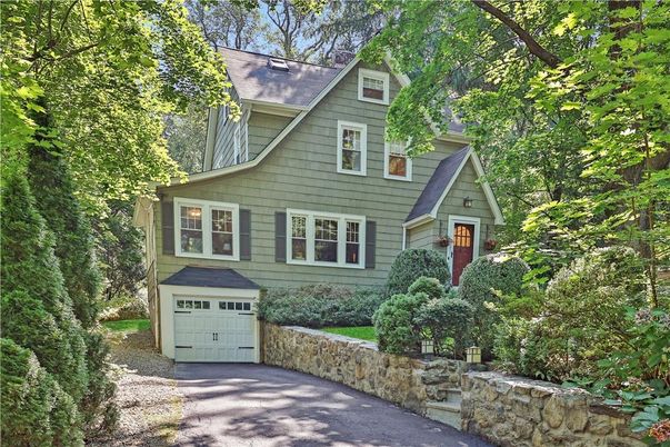 Attached, Exterior, Facade, Queen Anne Victorian