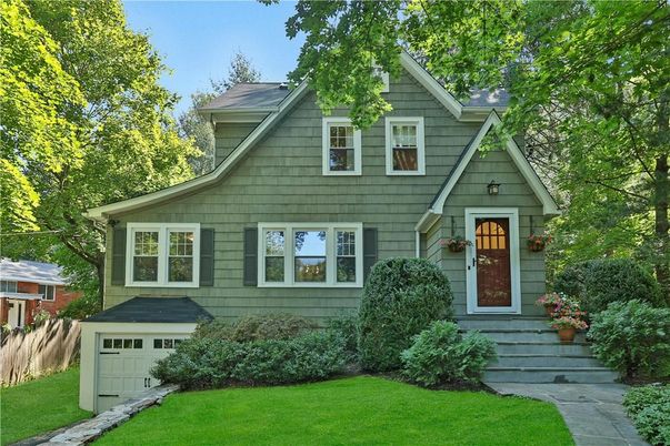 Attached, Exterior, Facade, Queen Anne Victorian