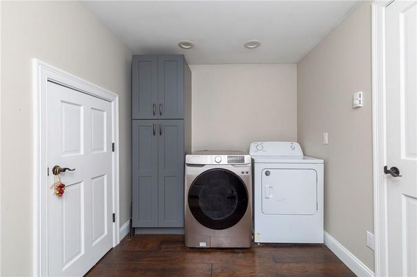 Interior, Recessed Lighting, Washer, Wood Texture Flooring