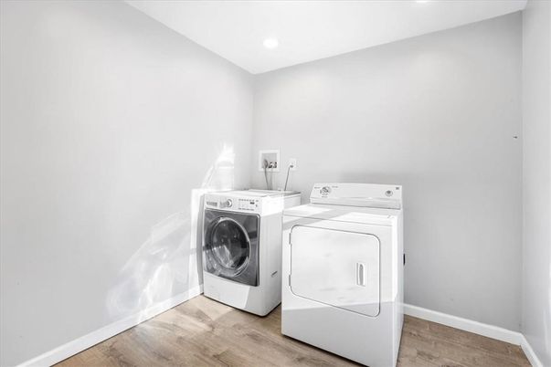 Interior, Recessed Lighting, Washer, Wood Texture Flooring