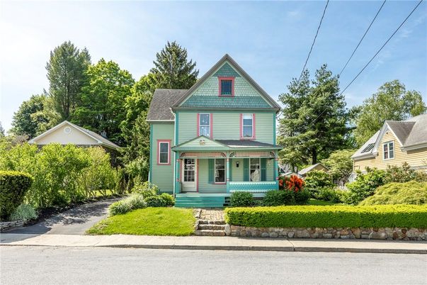 Exterior, Facade, Queen Anne Victorian