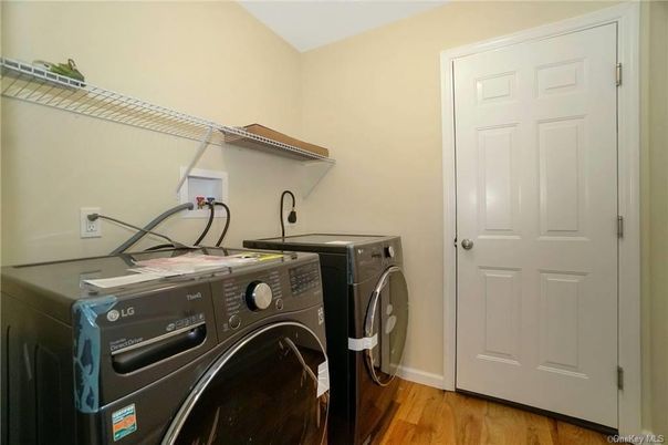 Interior, Washer, Wood Texture Flooring