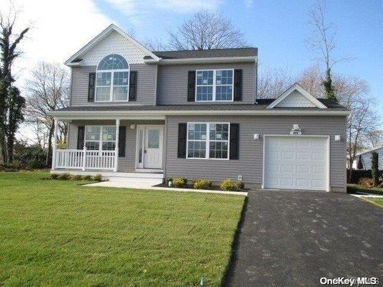 Attached, Exterior, Facade, Farmhouse