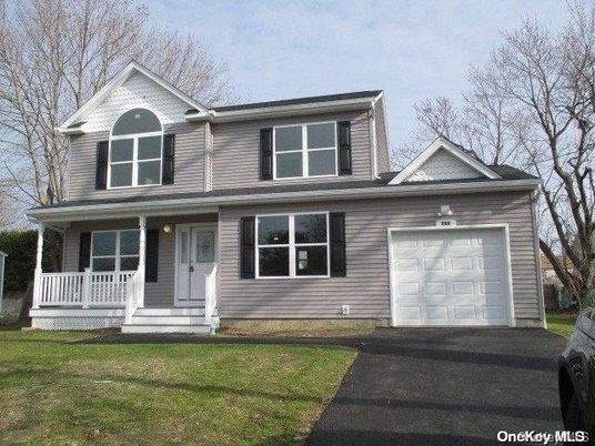 Attached, Exterior, Facade, Farmhouse