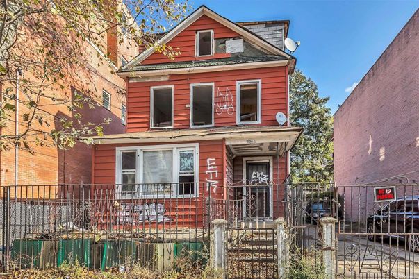 Exterior, Facade, Queen Anne Victorian