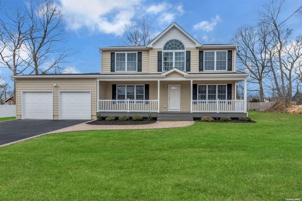 Attached, Exterior, Facade, Farmhouse