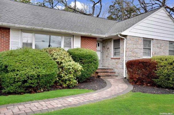 Exterior, Facade, Brick Facade, Ranch