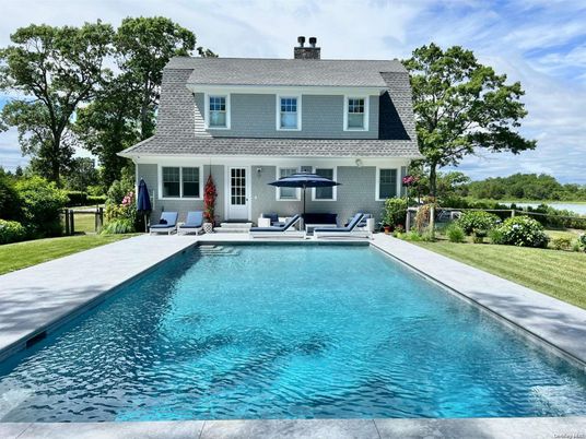 Exterior, Facade, Pool, Georgian