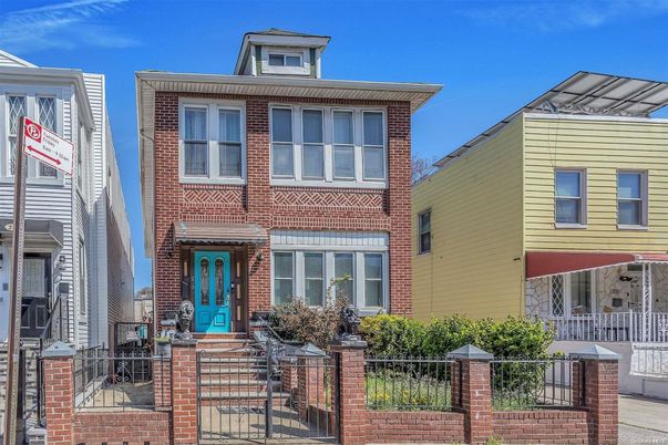 Exterior, Facade, Brick Facade, Rowhouse